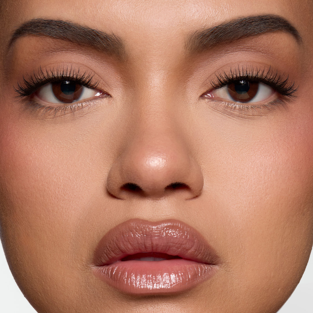 Lybre Lashes Indiv. 2 on model close up