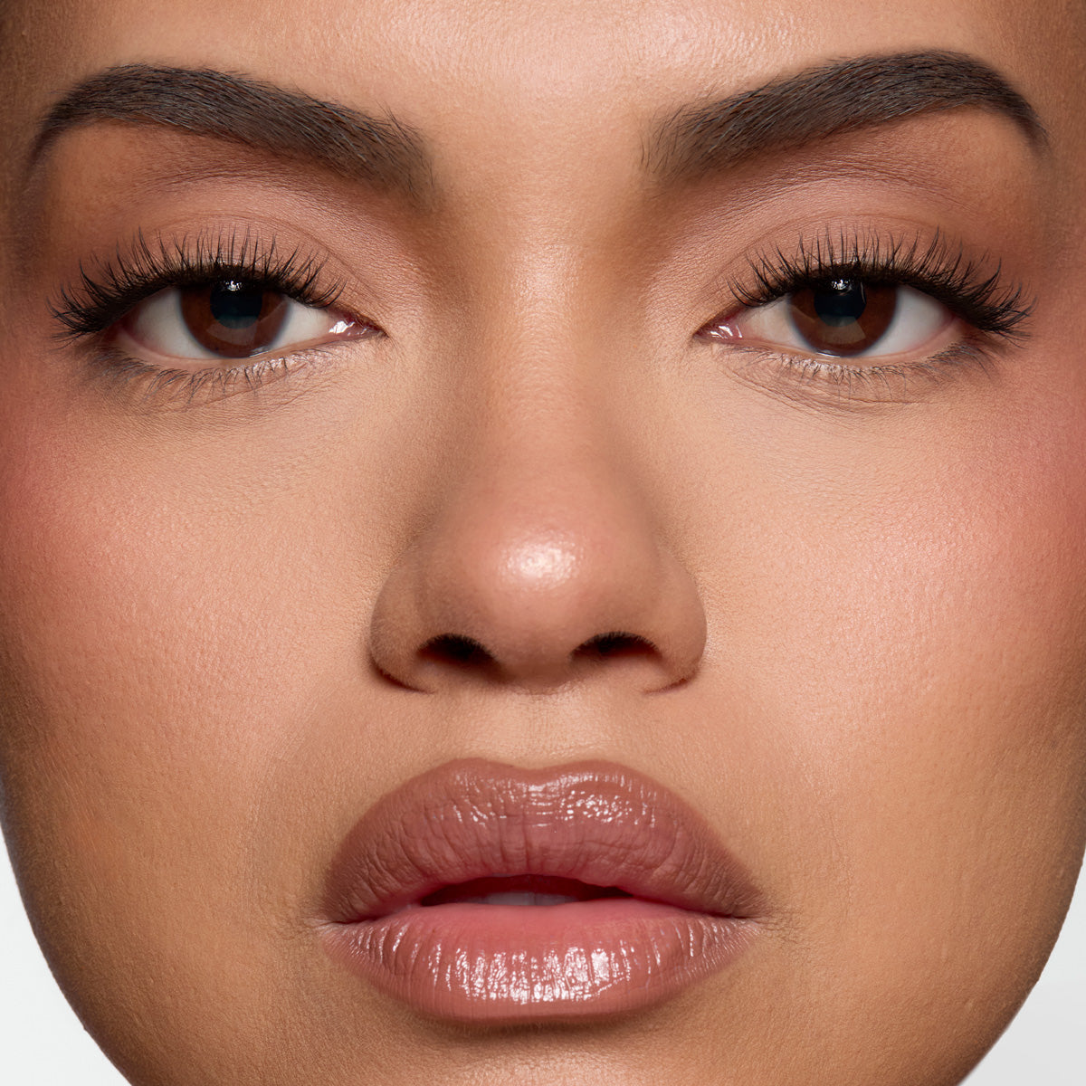 Lybre Lashes Indiv. 2 on model close up